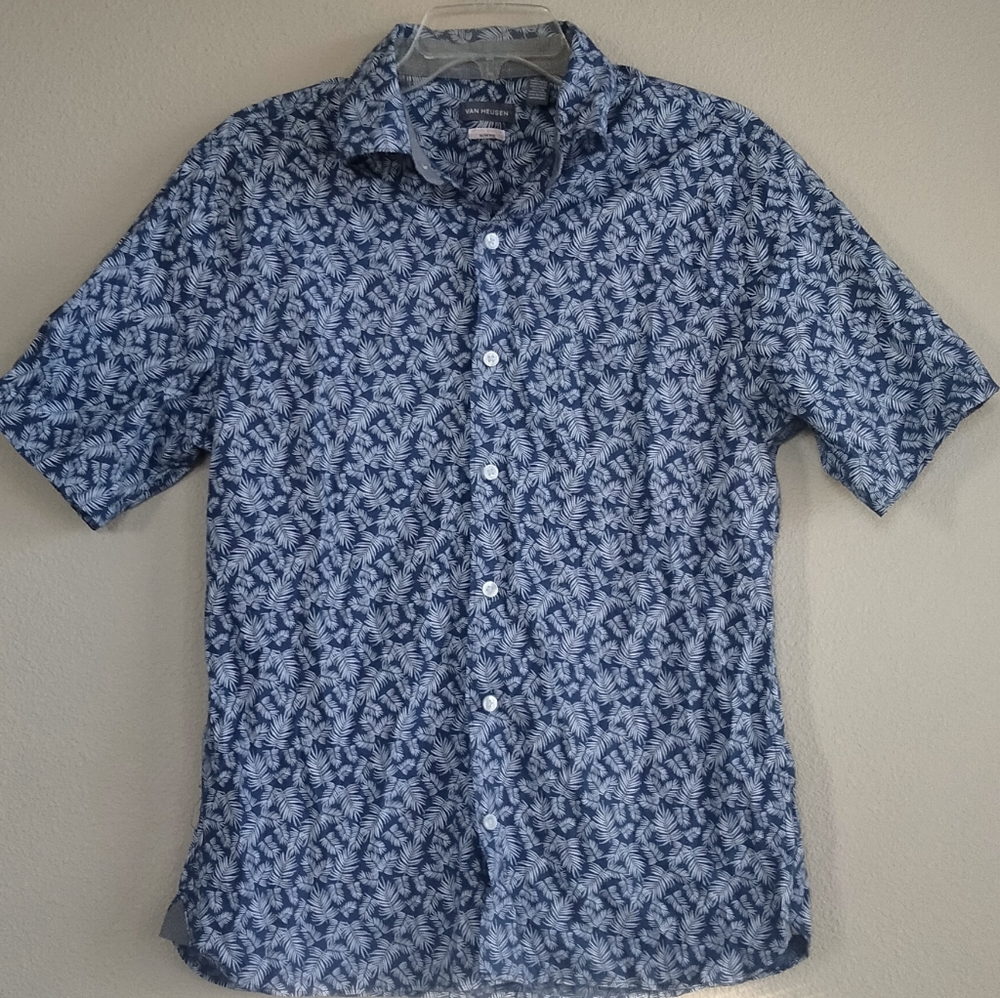 Van Heusen Size Medium Blue Short Sleeve Button Up with Frons / Fern Pattern